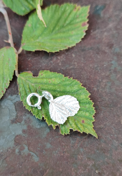 Mini Brombeerenblatt Anhänger mit Karabiner