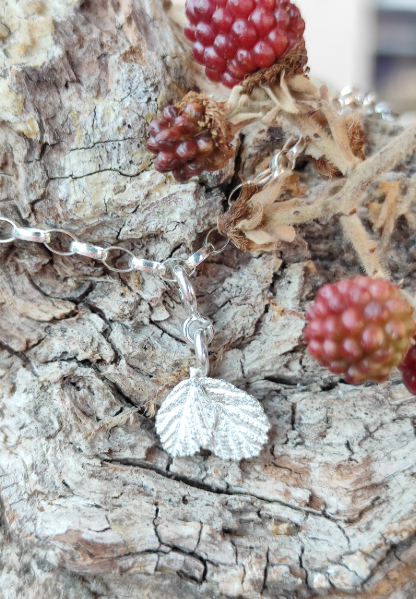 Mini Brombeerenblatt Anhänger mit Karabiner