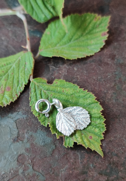 Mini Brombeerenblatt Anhänger mit Karabiner