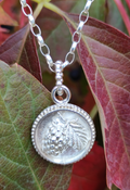 Talisman Anhänger mit Beere und Blatt