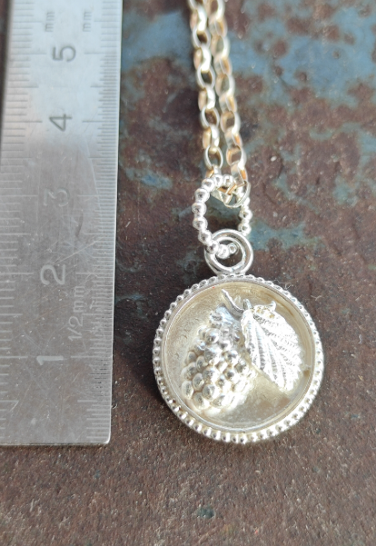 Talisman Anhänger mit Beere und Blatt