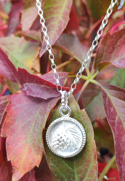 Talisman Anhänger mit Beere und Blatt
