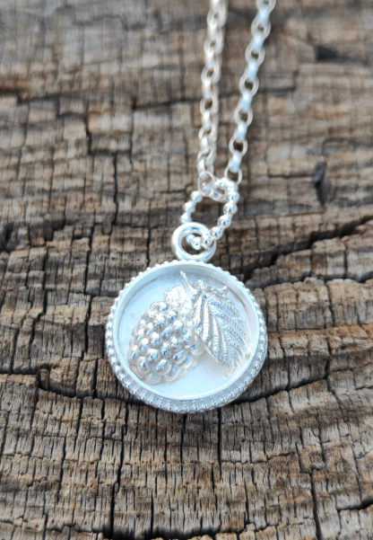 Talisman Anhänger mit Beere und Blatt