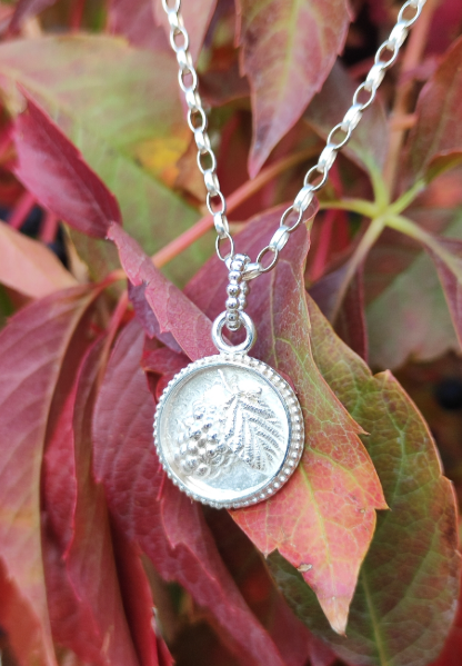 Talisman Anhänger mit Beere und Blatt