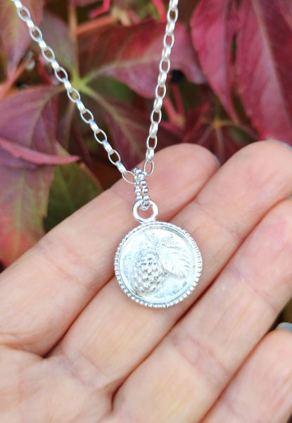 Talisman Anhänger mit Beere und Blatt
