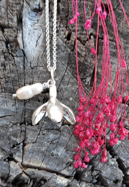 Grosser Schneeglöckchen Anhänger mit barocker Perle