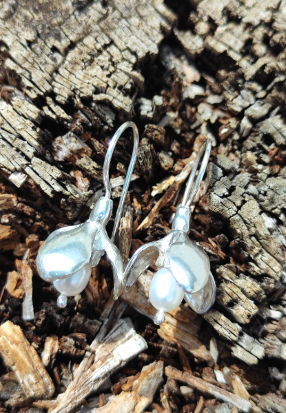 Schneeglöckchen Ohrhänger mit Süsswasserperle in der Blüte