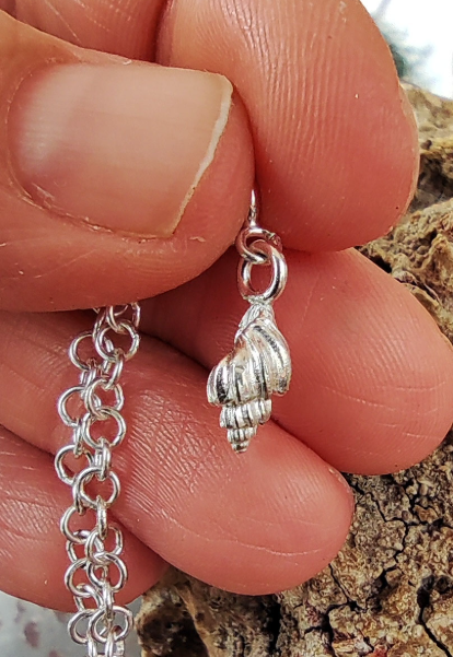 Anhänger mit gedrehter Muschel