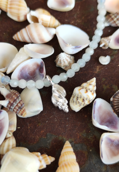 Mini Muschel an einer Aquamarin Kette