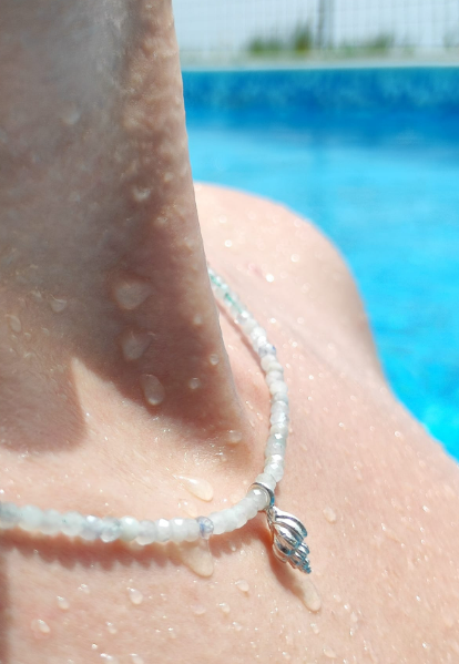 Mini Muschel an einer Aquamarin Kette