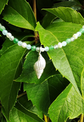 Mini Muschel an einer grünen Edelstein Kette