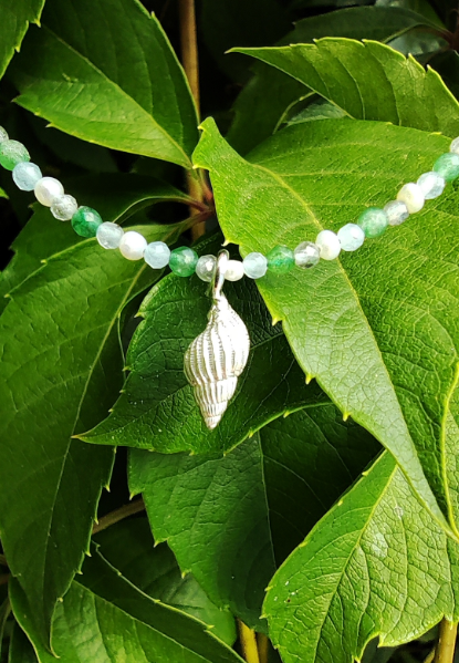 Mini Muschel an einer grünen Edelstein Kette