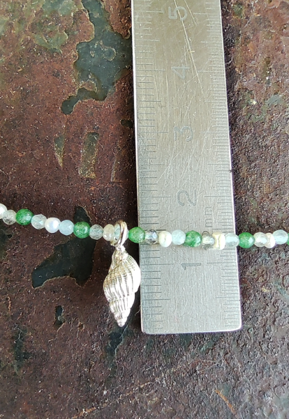 Mini Muschel an einer grünen Edelstein Kette