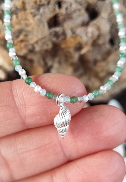 Mini Muschel an einer grünen Edelstein Kette