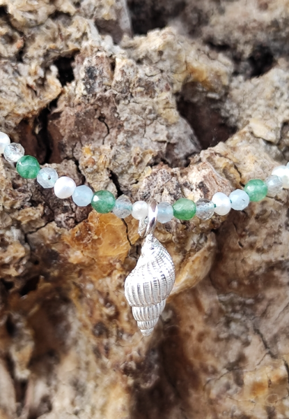 Mini Muschel an einer grünen Edelstein Kette