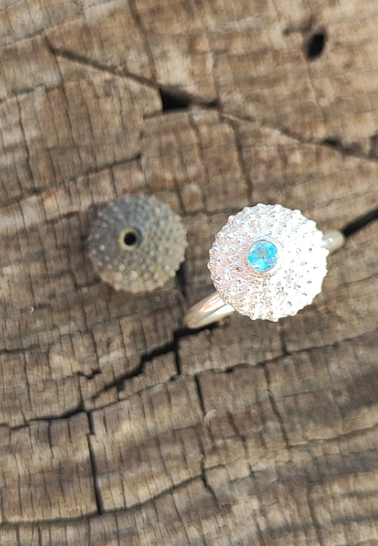 Seeigel Ring mit hellblauem Topas