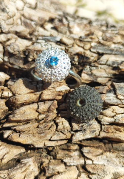 Seeigel Ring mit hellblauem Topas