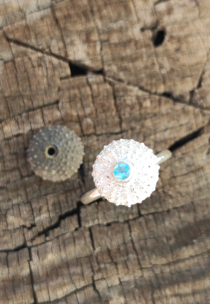 Seeigel Ring mit hellblauem Topas