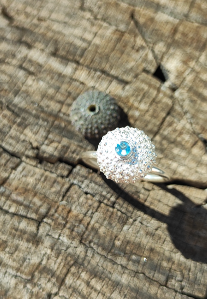 Seeigel Ring mit hellblauem Topas