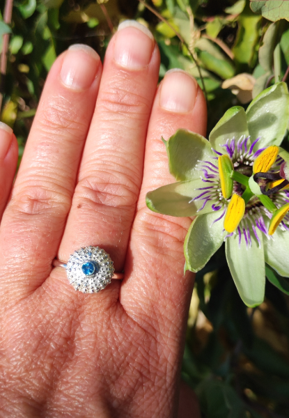 Seeigel Ring mit hellblauem Topas