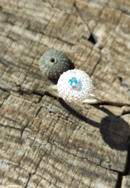 Seeigel Ring mit hellblauem Topas