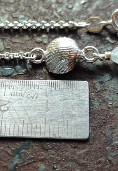 Zartes Silber Armband mit mini Muschel Hälfte und Aquamarin