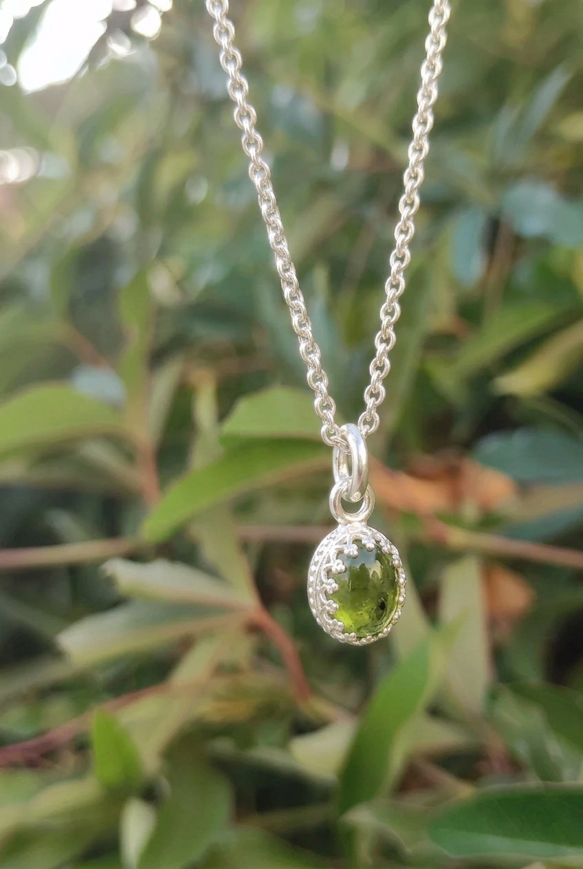 Peridot Anhänger in Kröhnchen Fassung