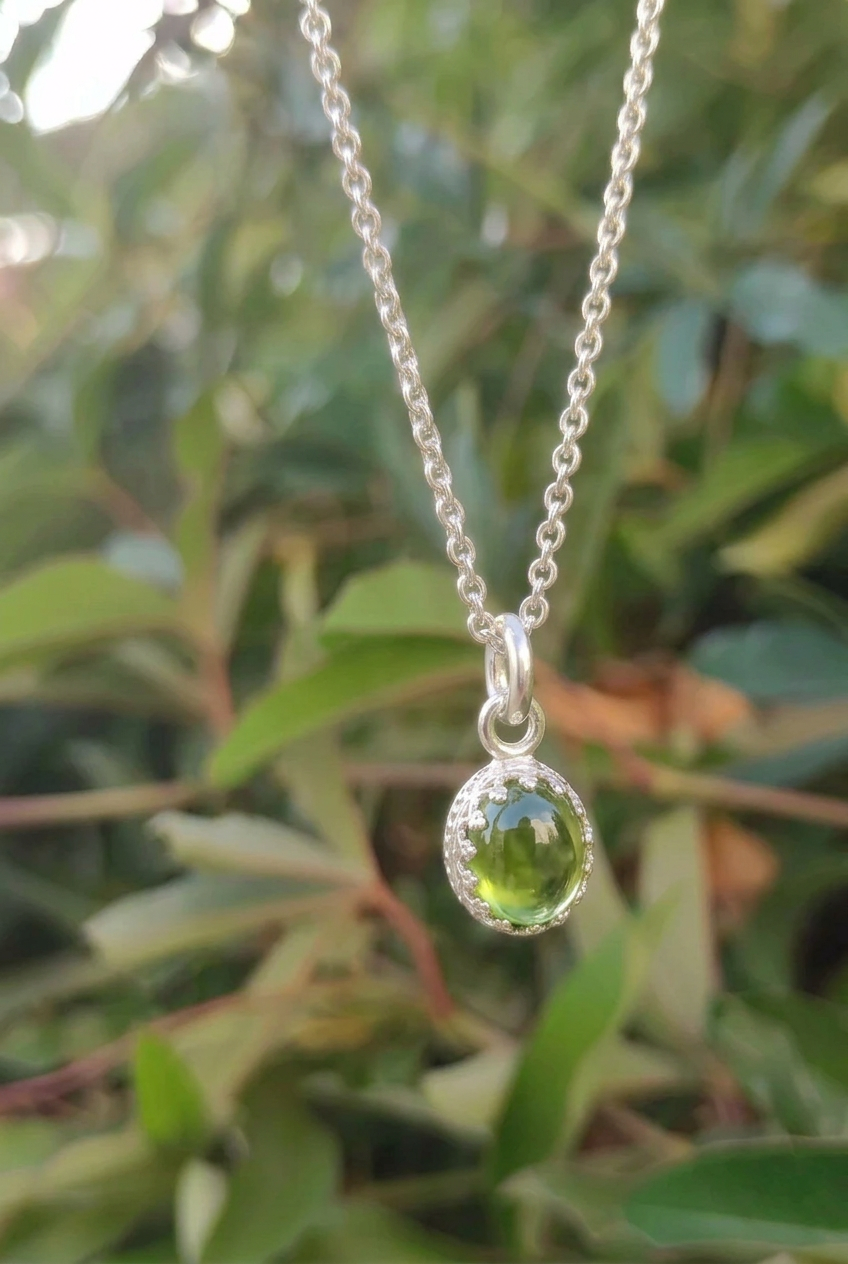 Peridot Anhänger in Kröhnchen Fassung