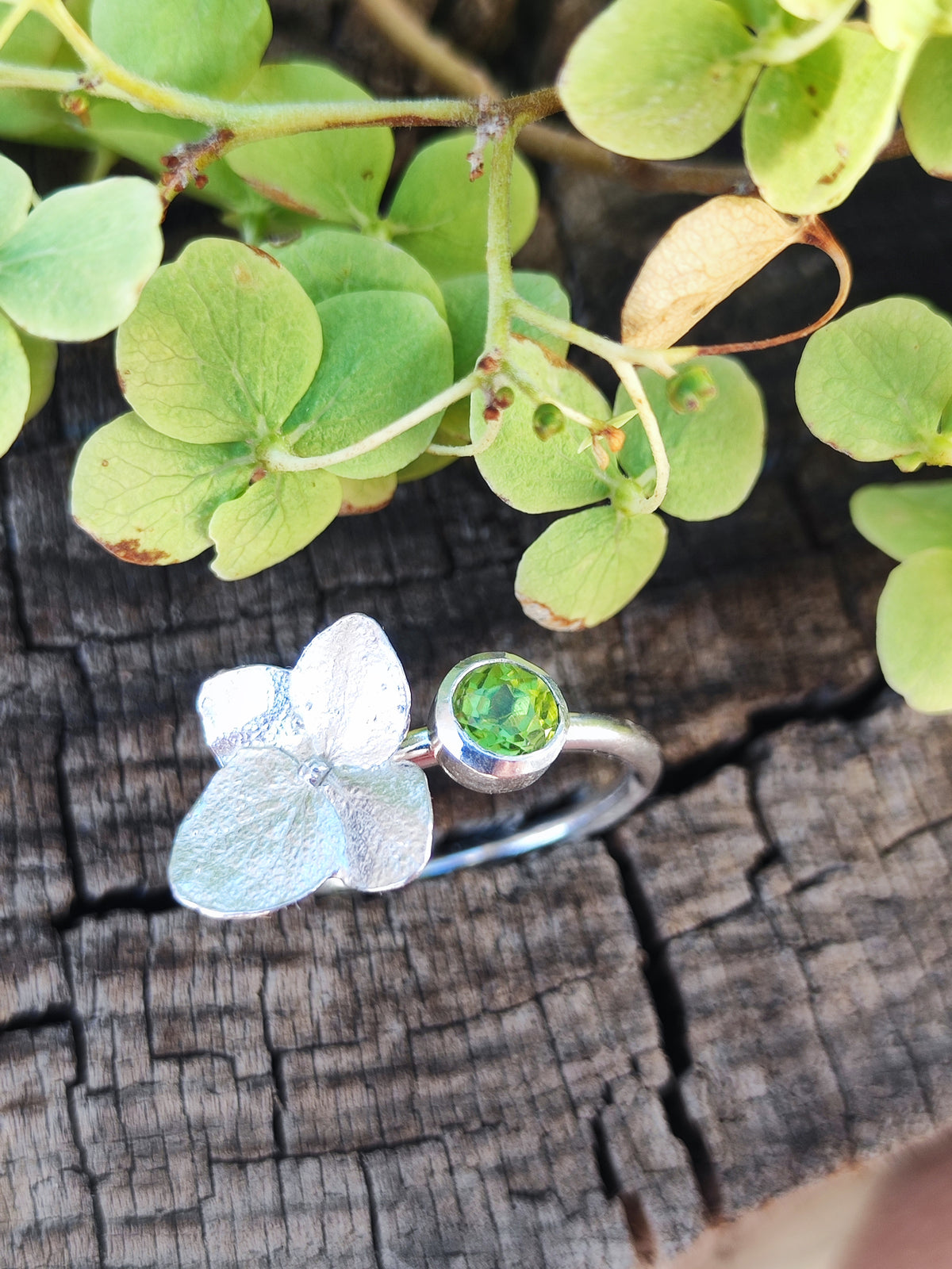 Hortensien Ring mit Peridot