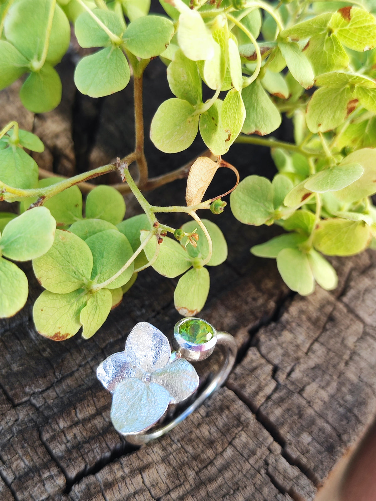 Hortensien Ring mit Peridot