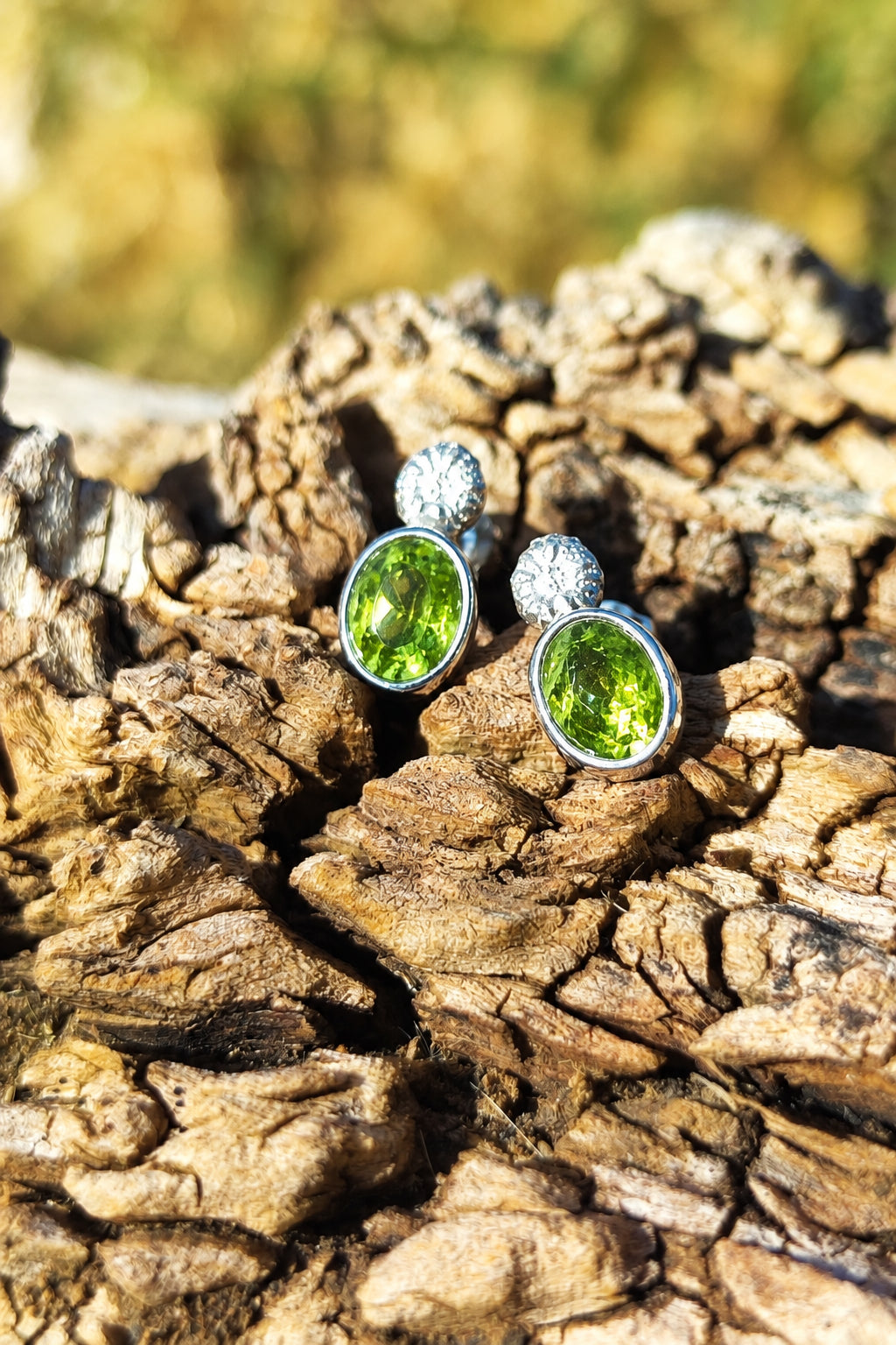 Malven Saat Ohrstecker mit Peridot Cabochon