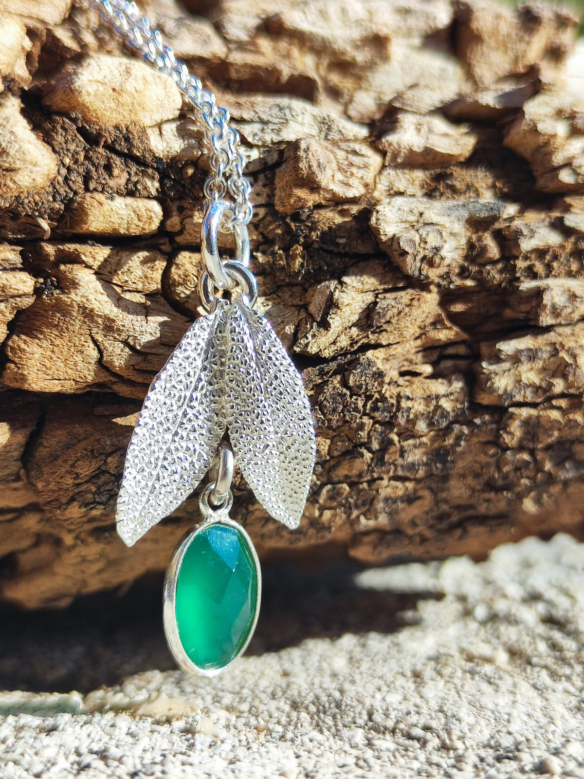Salbei-Anhänger mit dunkelgrünem Peridot