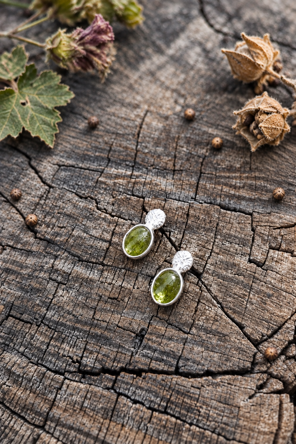 Malven Saat Ohrstecker mit Peridot Cabochon