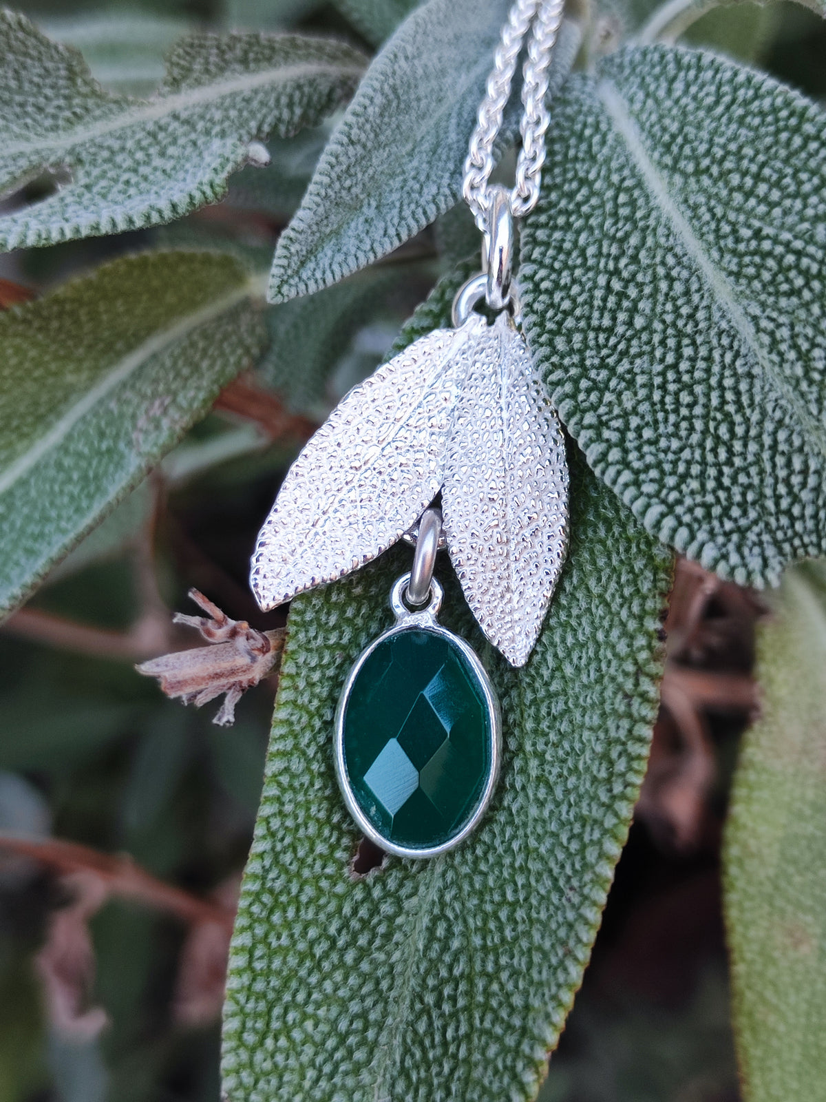 Salbei-Anhänger mit dunkelgrünem Peridot