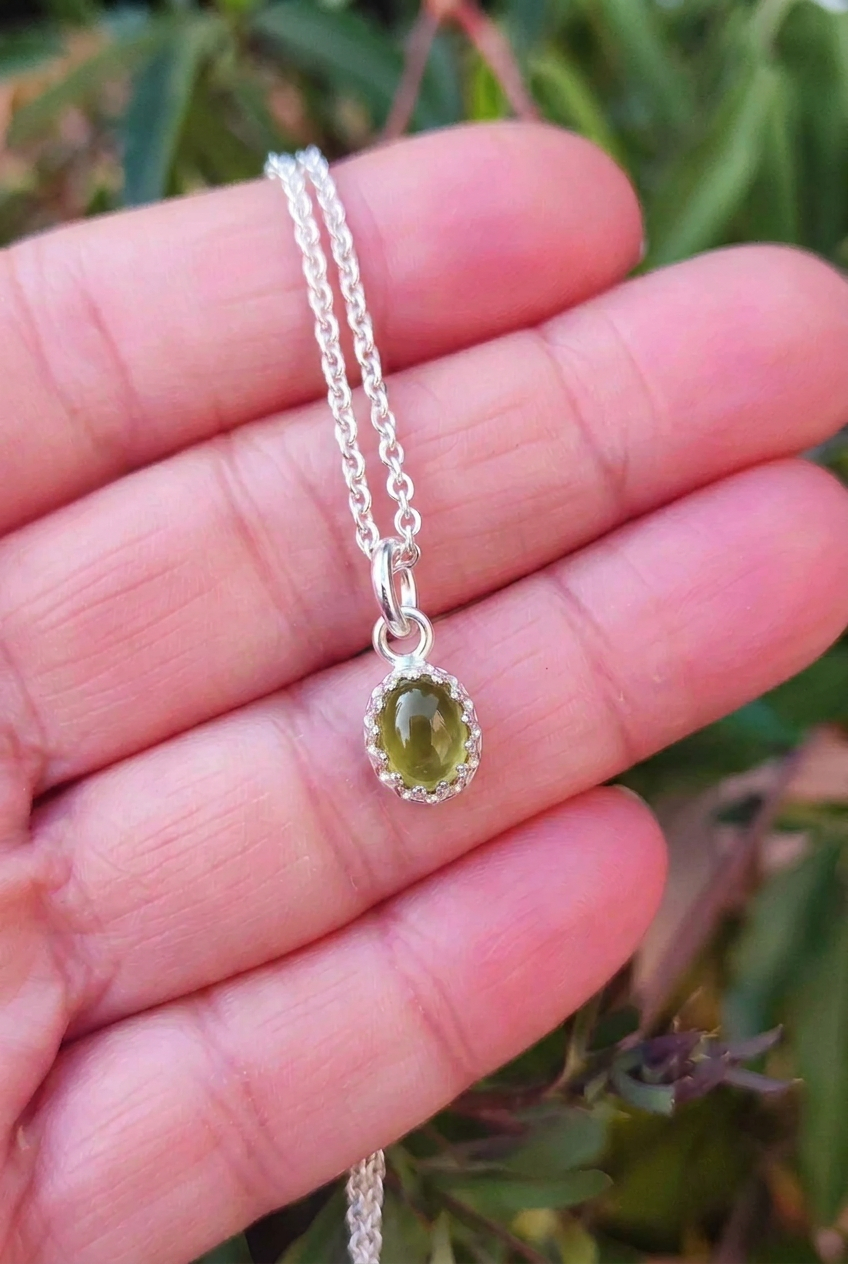 Peridot Anhänger in Kröhnchen Fassung