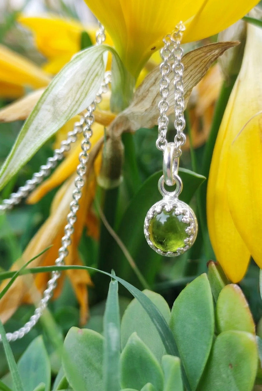Peridot Anhänger in Kröhnchen Fassung