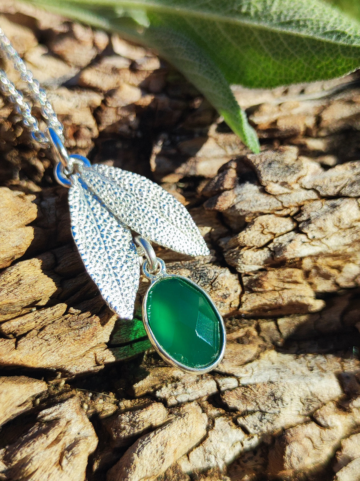 Salbei-Anhänger mit dunkelgrünem Peridot