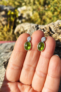 Malven Saat Ohrstecker mit Peridot Cabochon